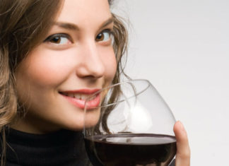 Почему вино опасно для зубов