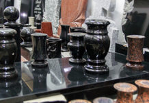 Вазы на могилу из гранита: изготовление и установка