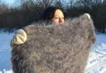 Причины популярности и правила выбора пуховой косынки