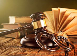 Чем занимается адвокат по уголовным делам?