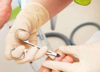 Что включает в себя медицинский педикюр?